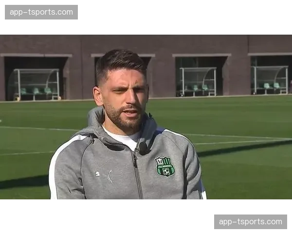 特写:点球罚失后,萨索洛前锋贝拉尔迪低头掩面久久不起 特写:点球罚失后,萨索洛前锋贝拉尔迪低头掩面久久不起