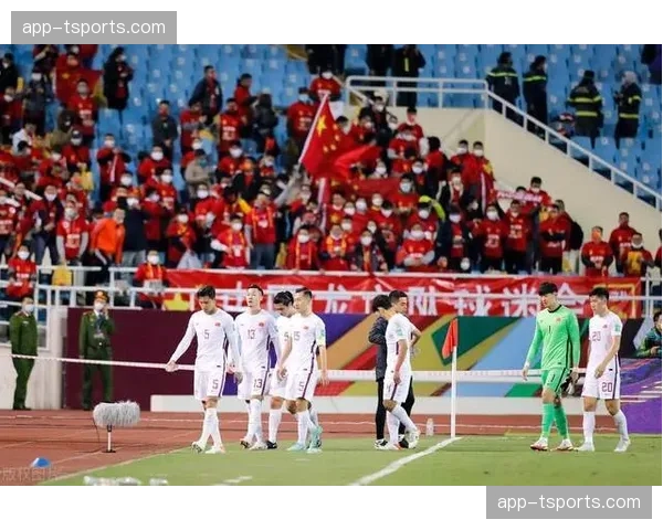 场边花絮：门兴格拉德巴赫球迷在主场大规模展示TIFO，致敬功勋老将